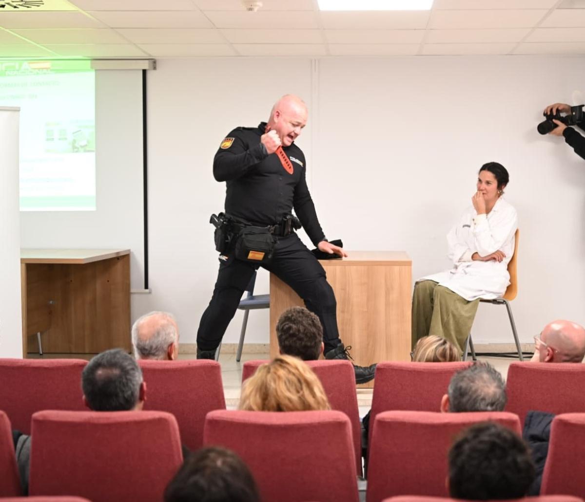 Un momento del taller de prevención de agresiones a profesionales sanitarios llevado a cabo en Elda.