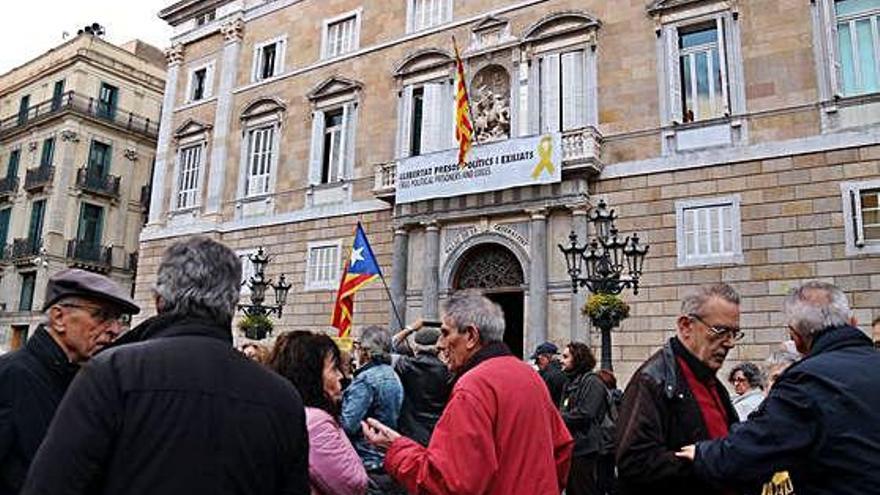 Protesta sobiranista ahir a la plaça Sant Jaume, amb la pancarta al fons.