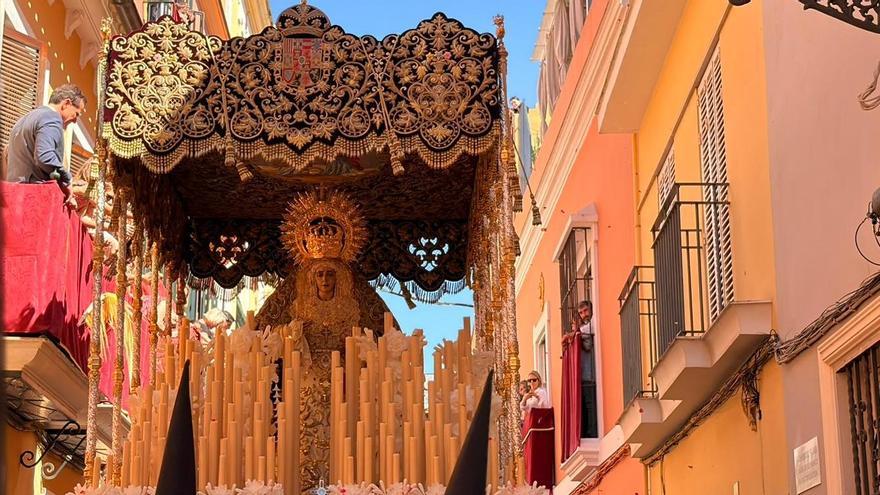 Vídeo | Petalá a la Virgen del Refugio en la calle Gallinato mientras suena Coronación Macarena