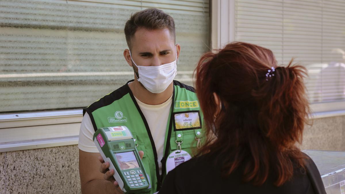 El joven, ayer, mientras atendía en su punto de venta del edificio Múltiples en Cáceres.