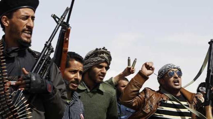 Rebeldes libios armados cerca de Brega