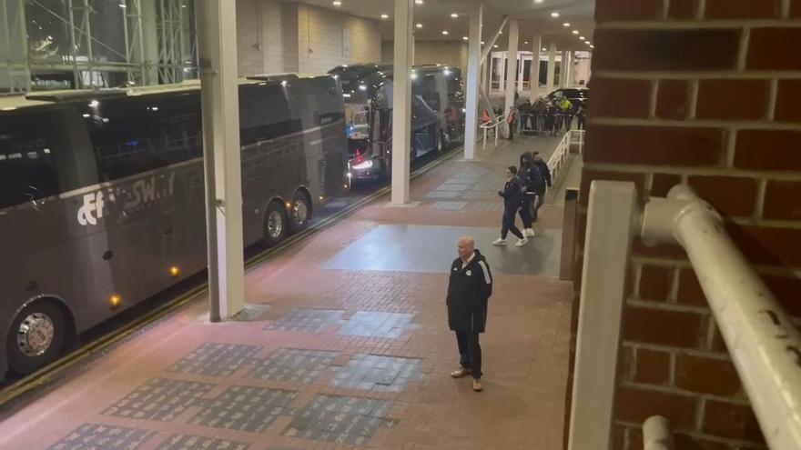 ¡Locura en la salida jugadores tras el entreno!