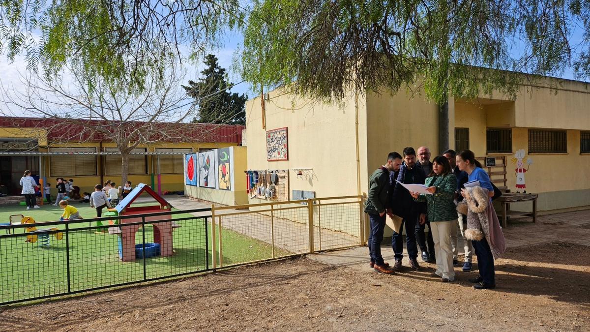 Técnicos y responsables municipales en la visita a uno de los colegios de Canals.