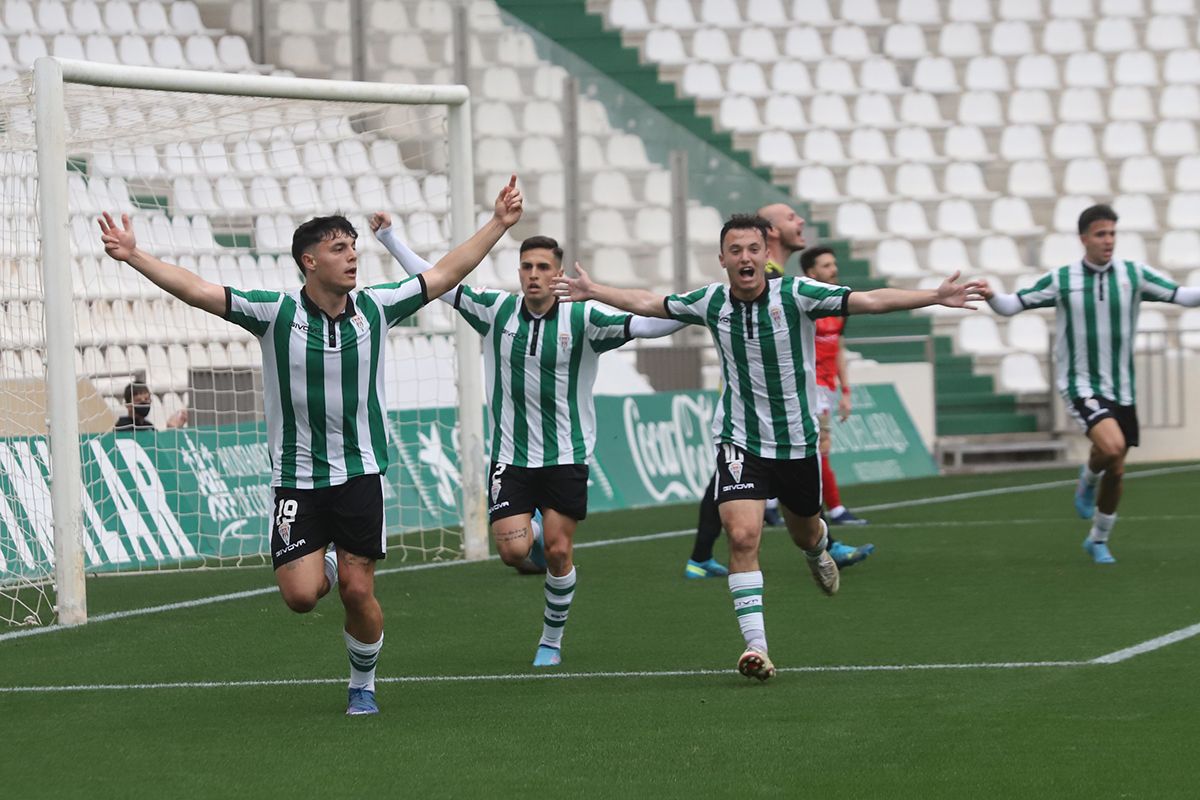 Las imágenes del derbi entre el Córdoba B y el Salerm Puente Genil