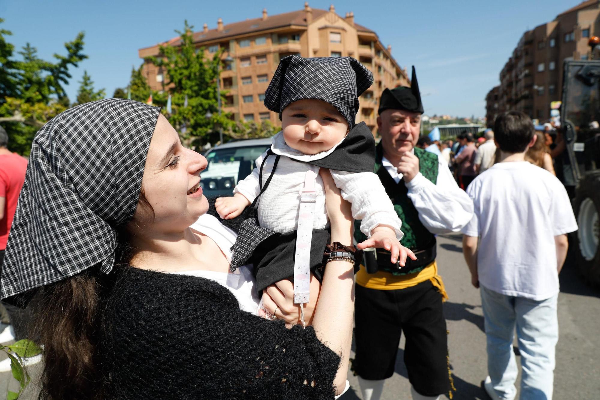 EN IMÁGENES: Así se ha vivido el desfile de carrozas y xarrés de las fiestas de San Isidro en Piedras Blancas