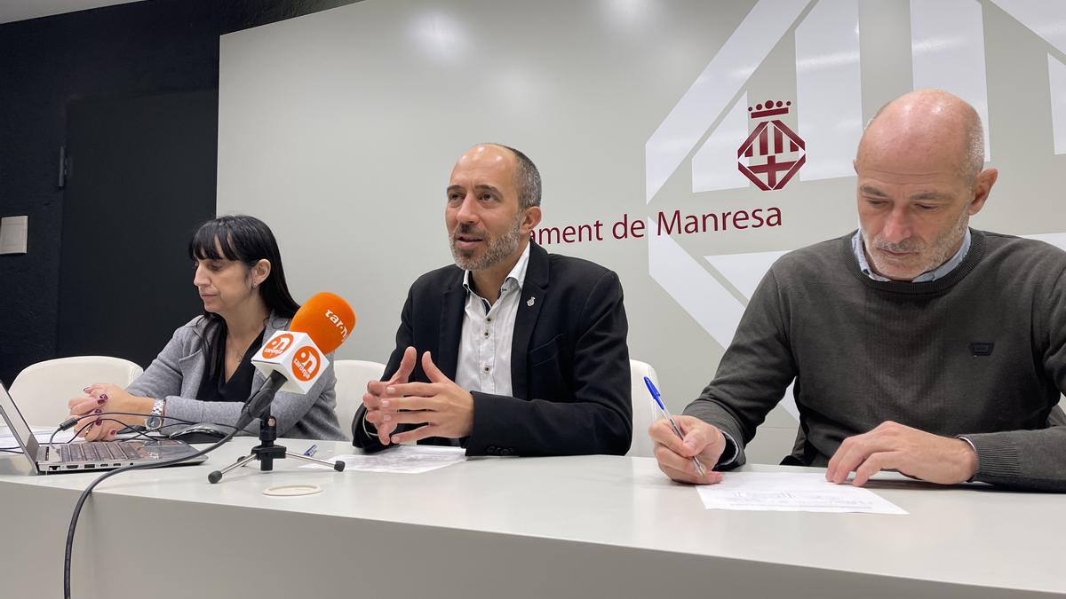 L&#039;alcalde de Manresa, Marc Aloy, i el regidor d&#039;Urbanisme i Mobilitat, David Aaron López, juntament amb la cap de l&#039;Oficina de Llicències, Brígida Manau