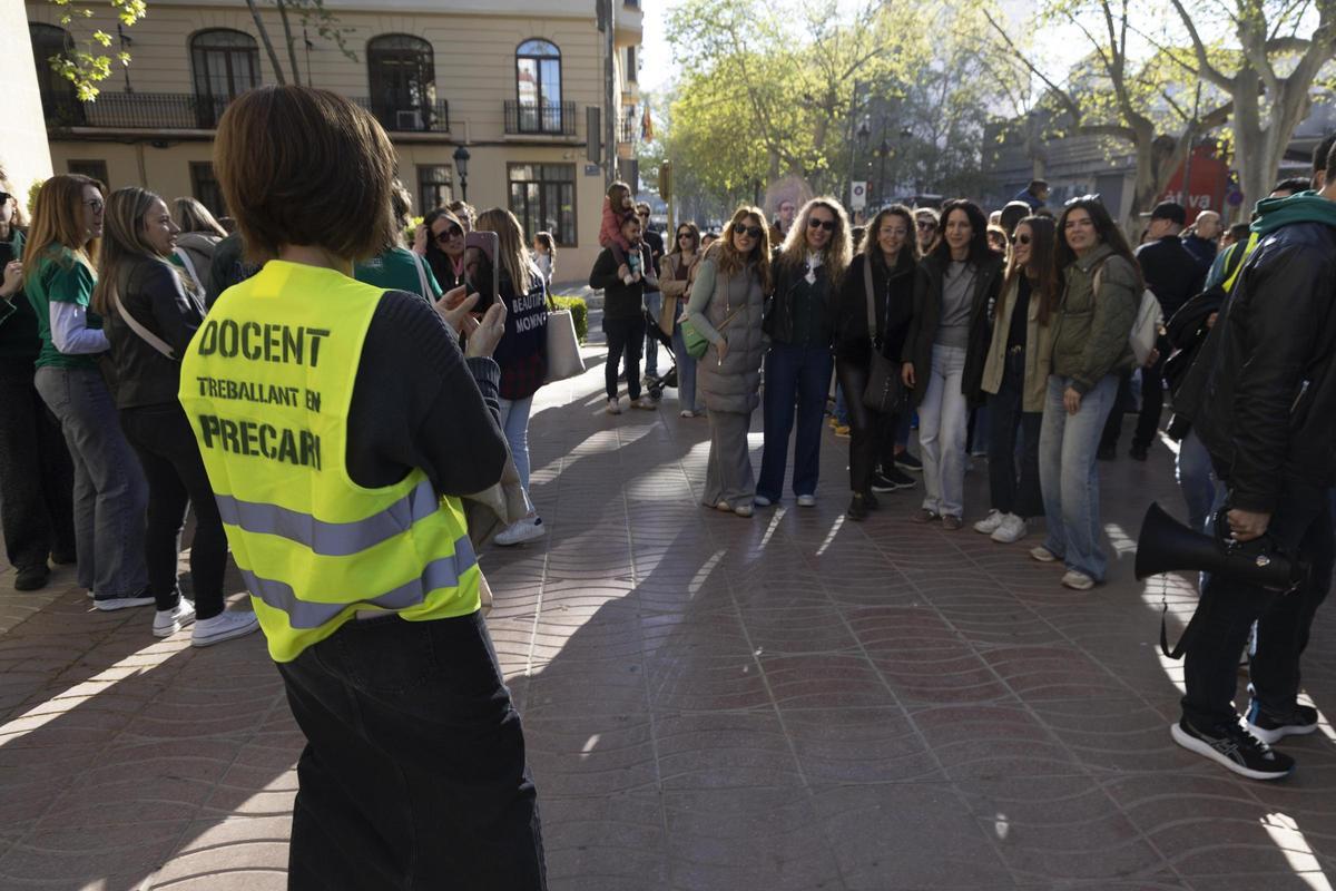 La concentración de apoyo a la huelga educativa en Xàtiva, en imágenes La concentración de apoyo a la huelga educativa en Xàtiva, en imágenes