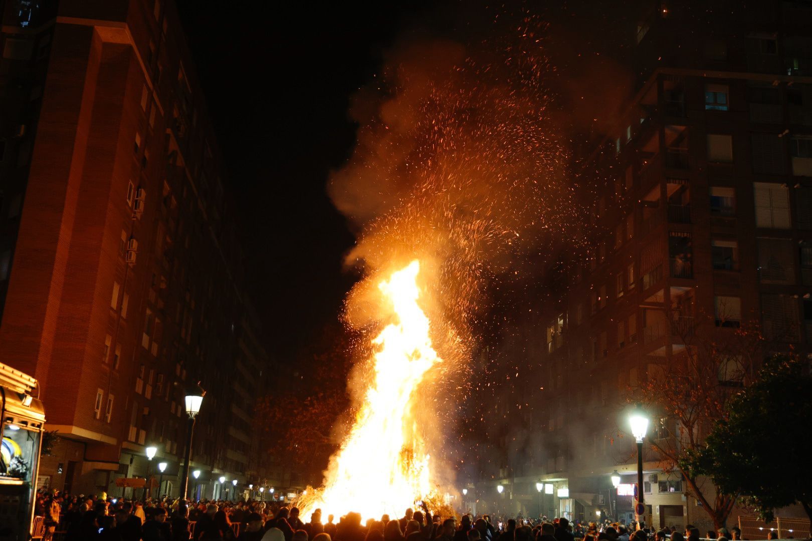 La fiesta de Sant Antoni trae el primer fuego a València