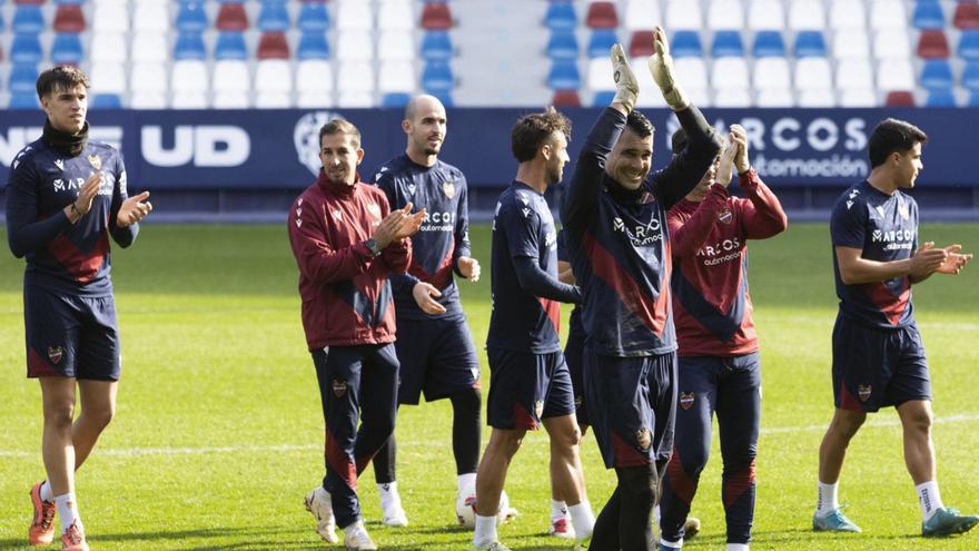Futbolistas del Levante UD al final de un entrenamiento en el Ciutat, esta temporada. | MIGUEL ÁNGEL MONTESINOS