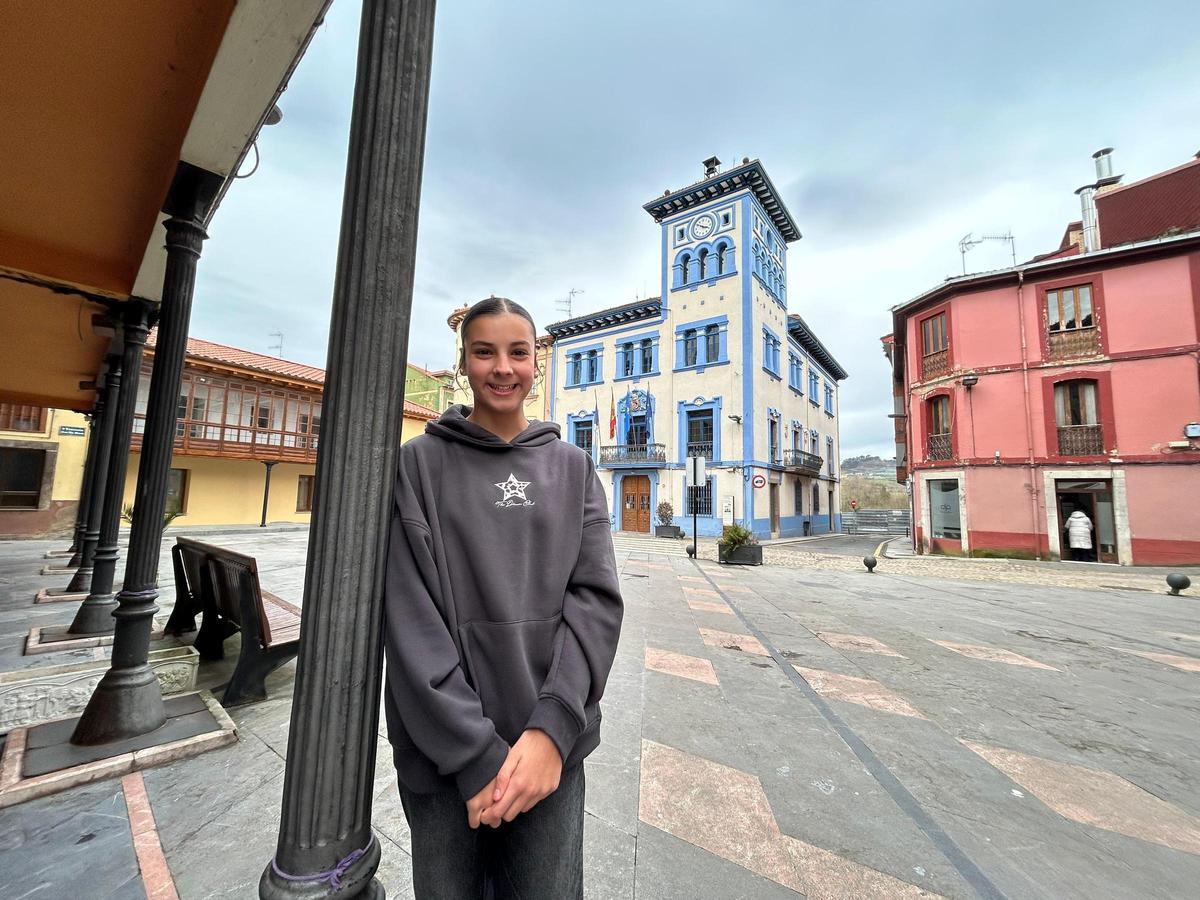 Zoe Álvarez, en la plaza del Ayuntamiento de Grado.