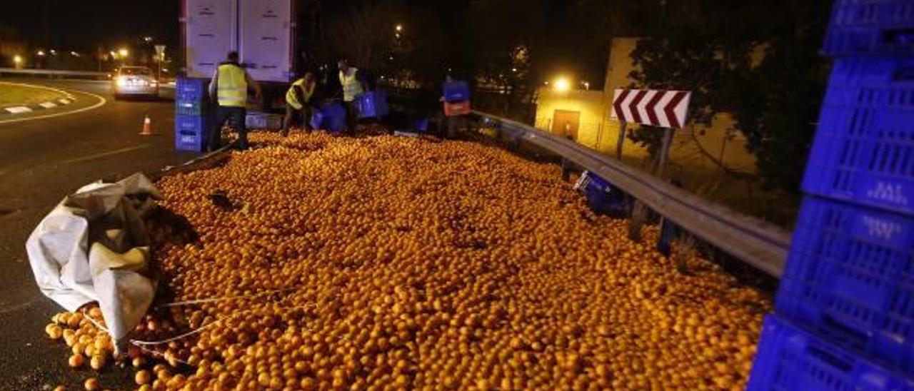Las naranjas llenaron la rotonda de entrada a Alzira.