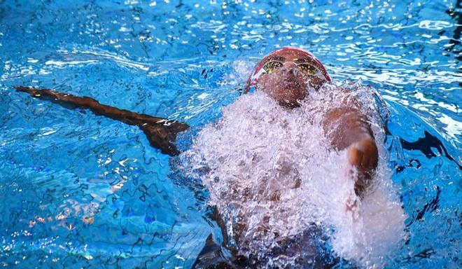 Yohann Ndoye-Brouard compite en la final masculina de 100 metros de espalda durante los campeonatos de natación de Francia en Rennes, al oeste de Francia.