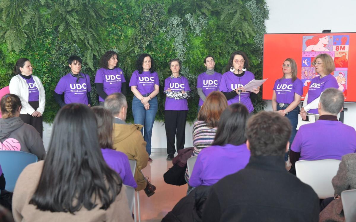 Lectura del manifiesto de la UDC por el 8-M en la Casa do Estudantado