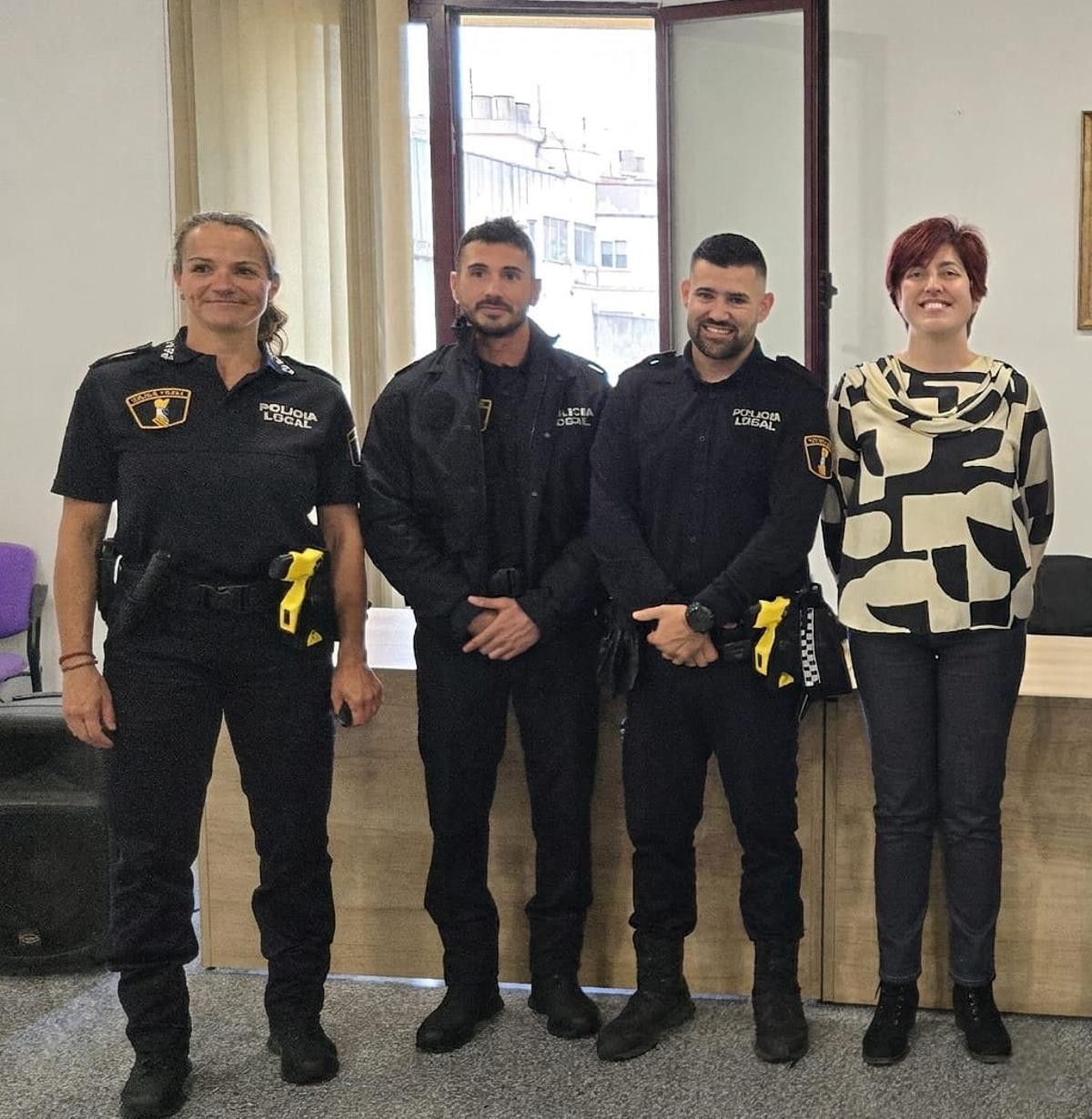Los tres agentes con la alcaldesa, Esther Vidal.