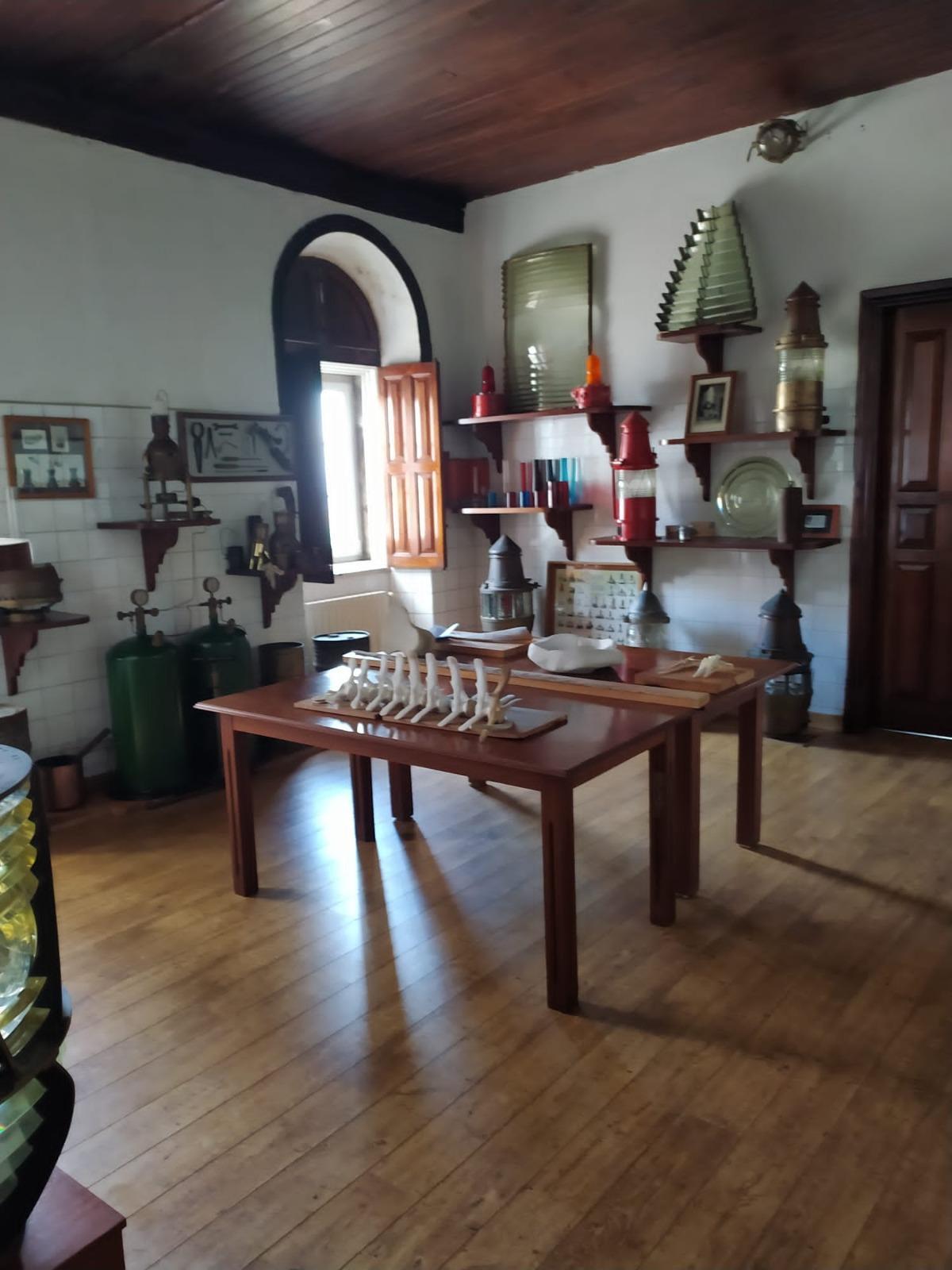 Una de las salas museísticas del faro de Ons.