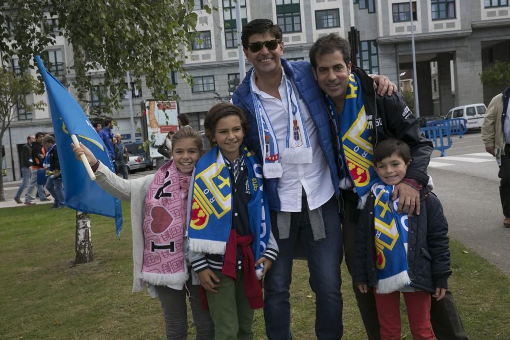 La afición azul apoya al Real Oviedo en el Tartiere