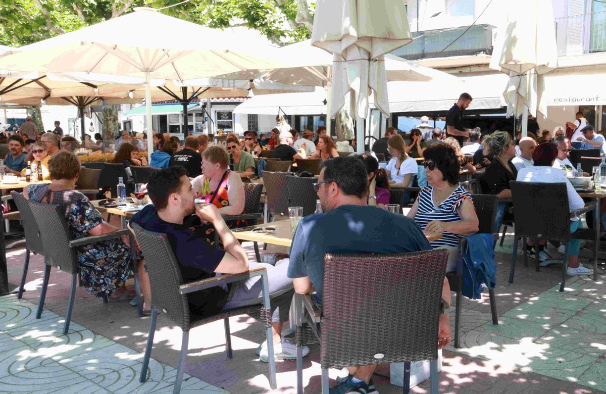 Una terrassa d'un restaurant de Roses plena de turistes.
