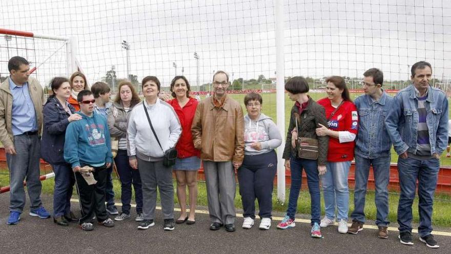 El centro de adultos de La Arboleya, de Meres, visita a los jugadores del Sporting