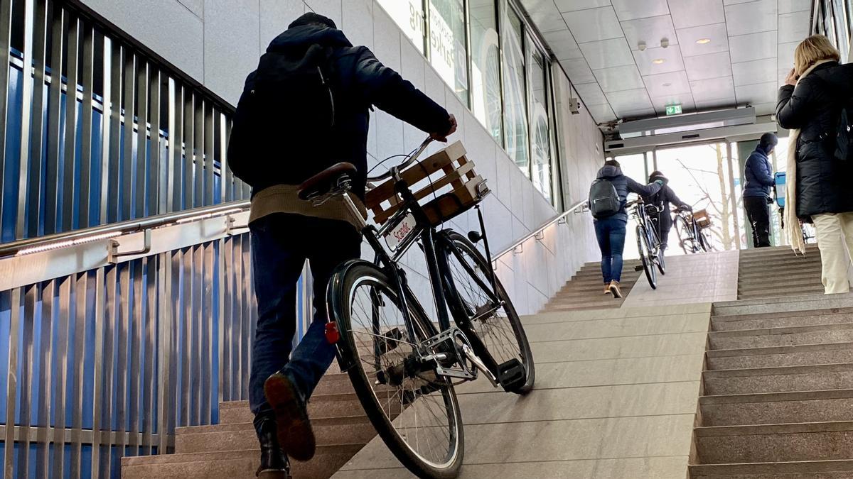 Acceso y salida de uno de los aparcamientos subterráneos para bicis de Estocolmo