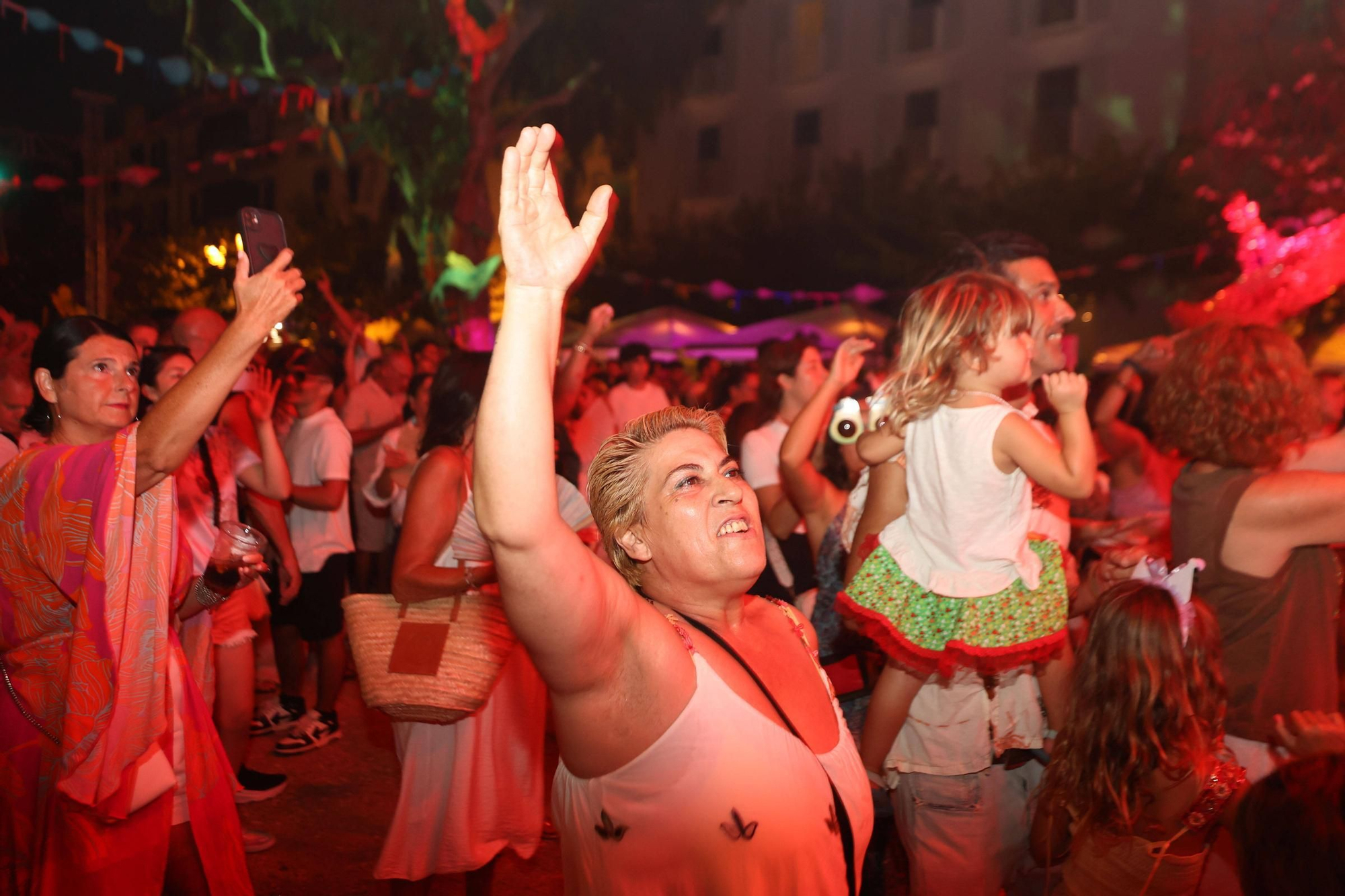 Mira aquí todas las fotos de la fiesta Flower Power en Ibiza