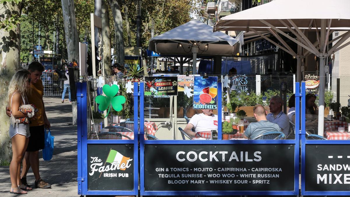 Terrasa de un 'pub' irlandés situado en el paseo Joan de Borbó de la Barceloneta