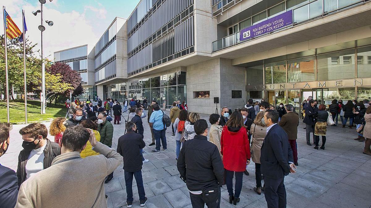 Trabajadores municipales, grupos políticos y hasta ediles socialistas afines a José Luis Lorenzo asistieron a la concentración.