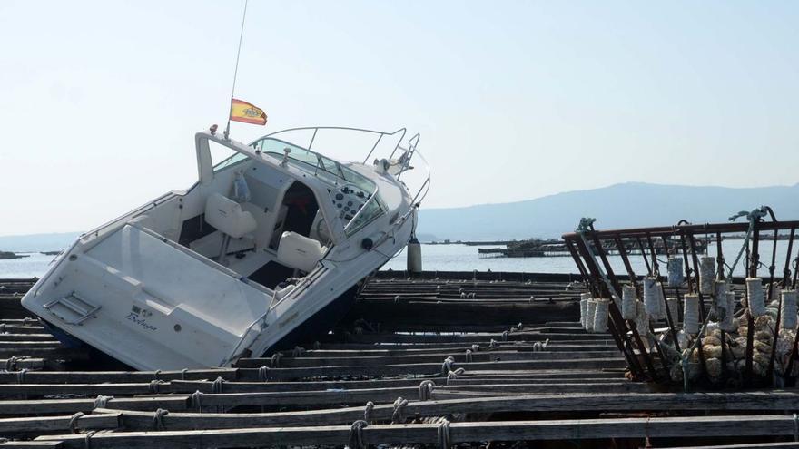 Una embarcación de recreo, sobre una batea tras chocar contra ella en la ría de Arousa.