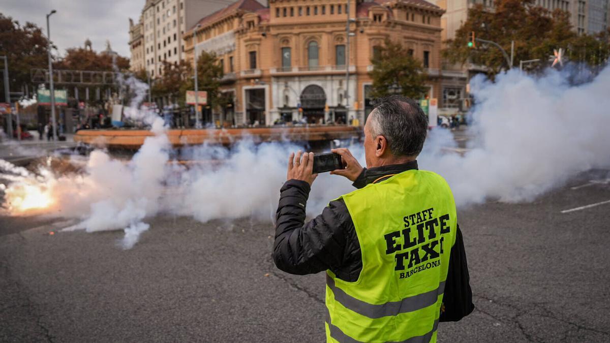 Los taxistas colapsan el centro de Barcelona en una protesta masiva de Élite Taxi