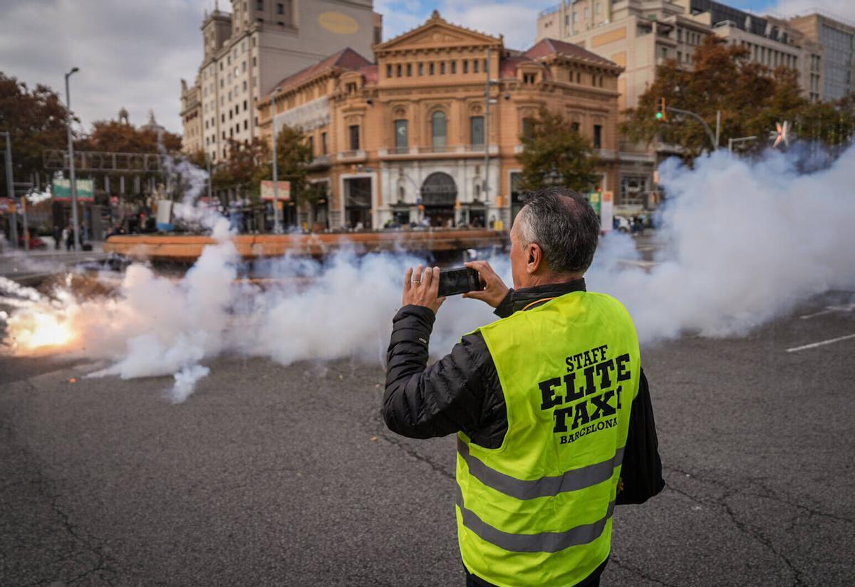 Élite Taxi ocupa la Gran Via y el paseo de Gràcia con unos 3.000 vehículos durante una nueva jornada de protestas del sector en defensa de sus derechos laborales. Barcelona, 9 de diciembre de 2025.