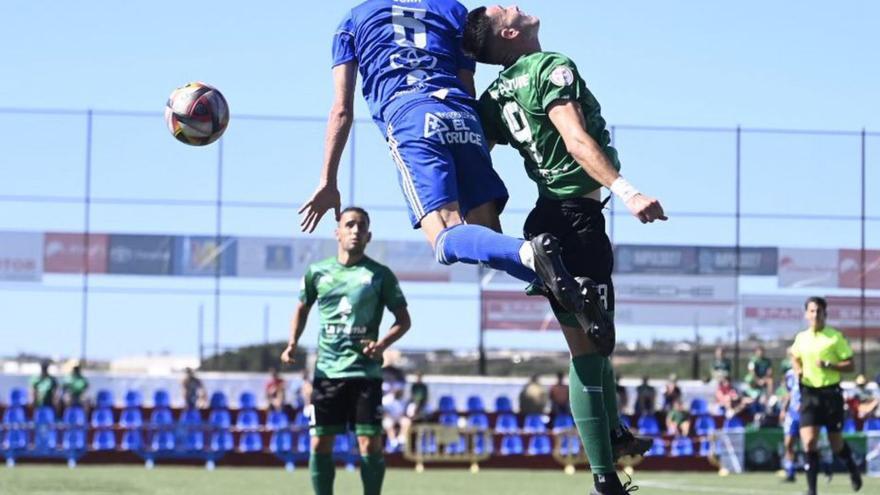 El local Juan y el visitante Altube, en un duelo aéreo. | | AT. PASO