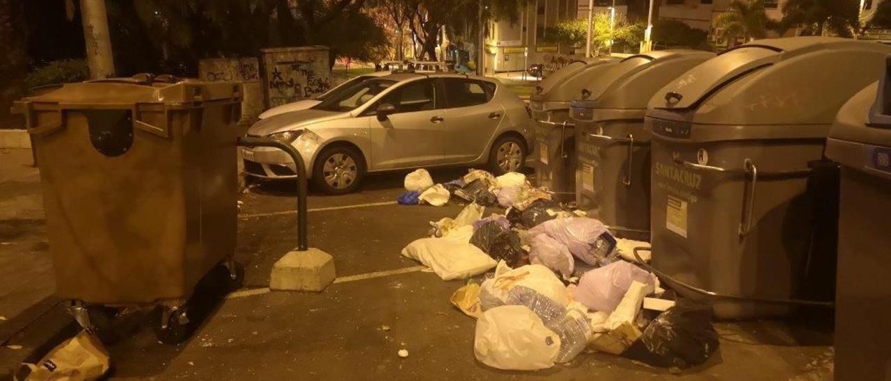 Basura depositada fuera de los contenedores en la calle Subida Cuesta Piedra, en Santa Cruz.