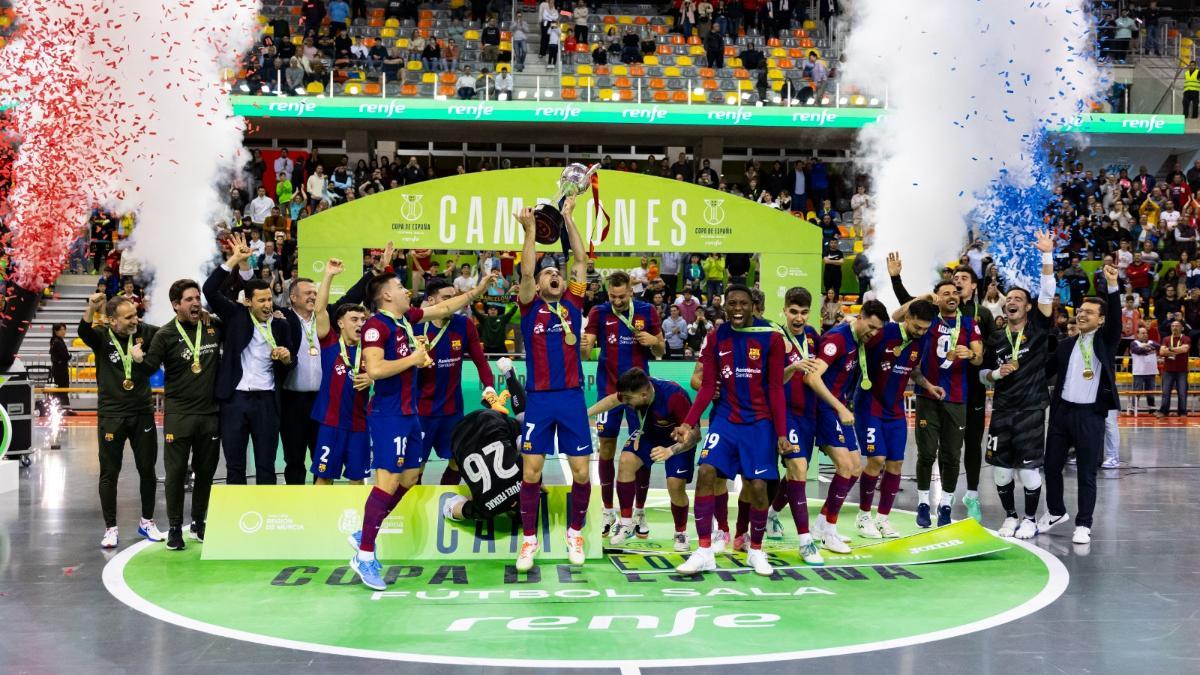 Los jugadores del Barça levantan la Copa de España tras ganar a ElPozo en los penaltis