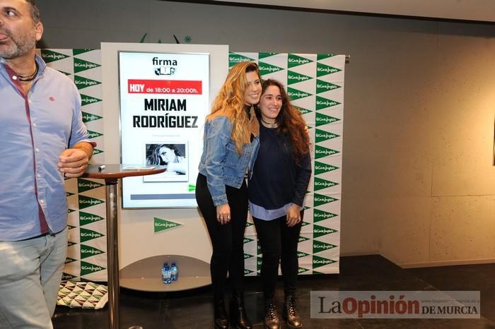 Miriam Rodríguez firma discos en El Corte Inglés