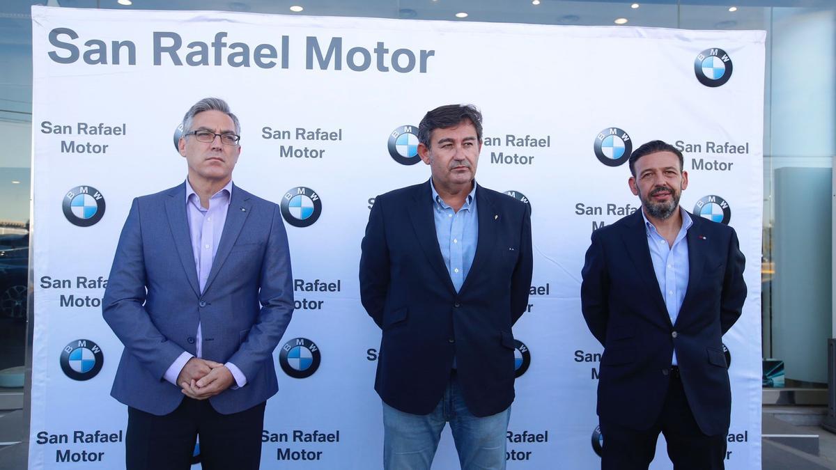 Los responsables de la firma San Rafael Motor y del Córdoba en el acto de presentación del acuerdo.