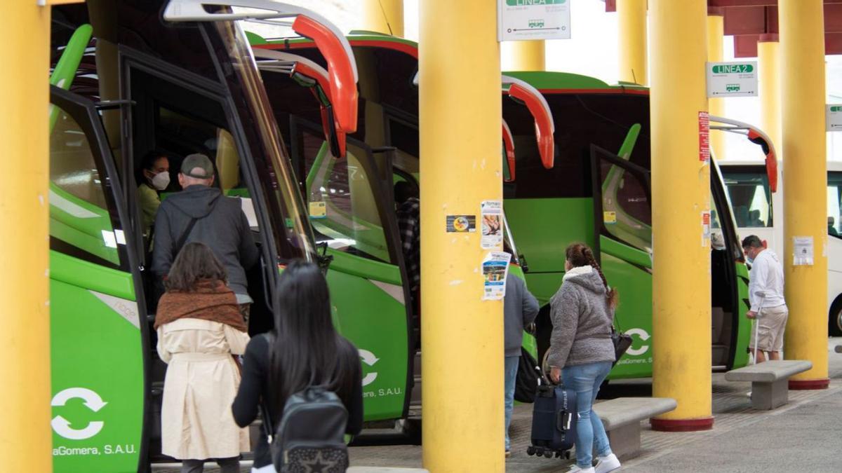 Viajeros utilizando el servicio de transporte por carretera de La Gomera | | E.D.