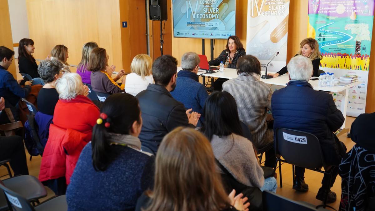 Isabel Luján (izquierda), en la última mesa del Congreso Silver Economy, junto a Ana Sánchez