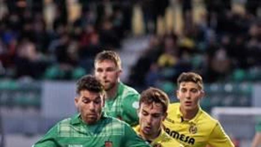 Dos jugadores del B presionan a un rival en Cornellà.