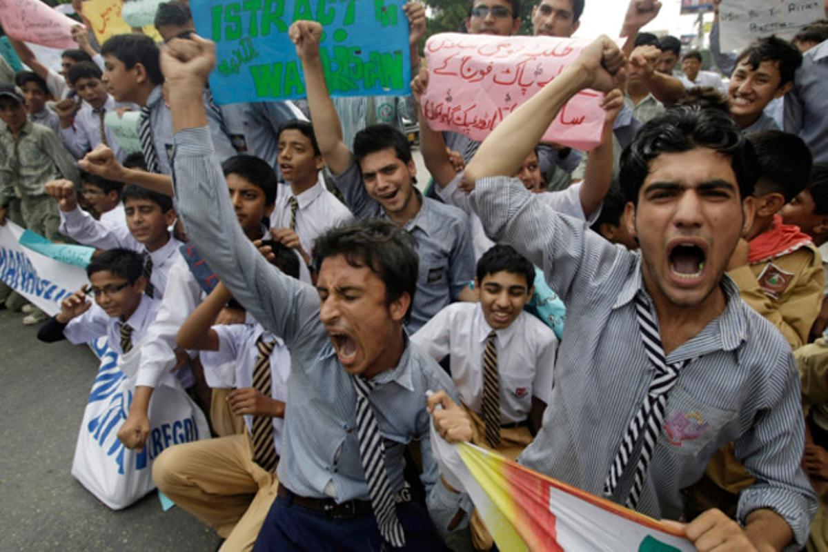 Estudiants pakistanesos sostenen un cartell que llegeix, Saludem l’Exèrcit del Pakistan, durant una manifestació a Karachi. Els manifestants s’han reunit per protestar per les acusacions per part del Govern nord-americà que el Pakistan estava al darrere els atacs a bases americanes a l’Afganistan.