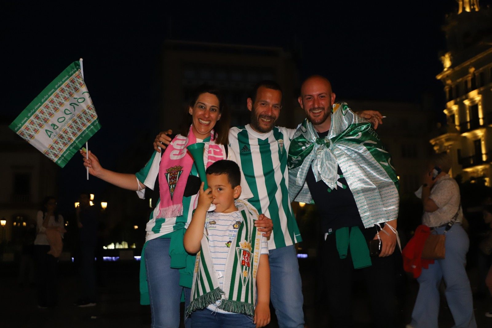 Los aficionados cordobesistas celebran el ascenso en Las Tendillas