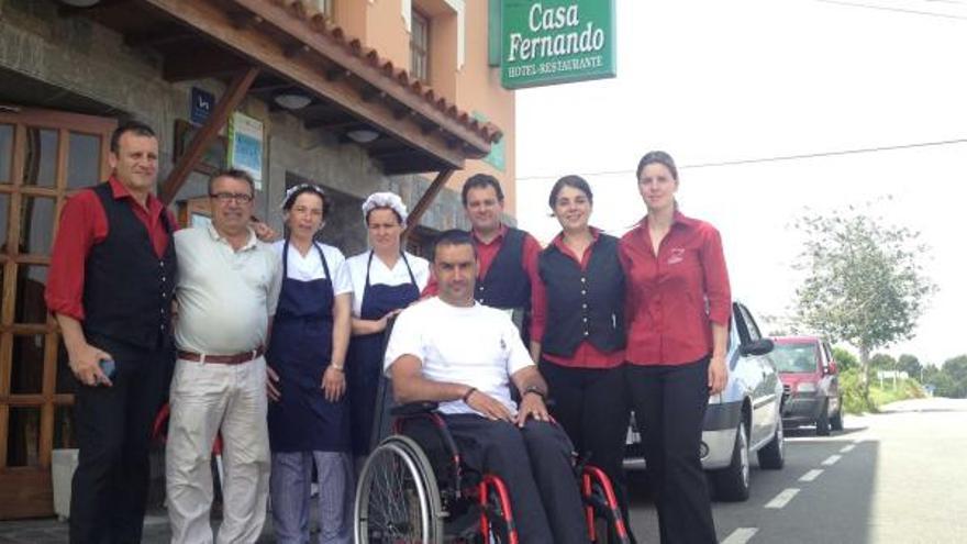 El equipo de Casa Fernando: de izquierda a derecha, Francisco García, Fernando Alonso, Ana Isabel Gutiérrez, Serafina García, José Luis García, Laura Tenreiro, Beatriz Tenreiro y, en el centro, Miguel Ángel Alonso. | s. arias