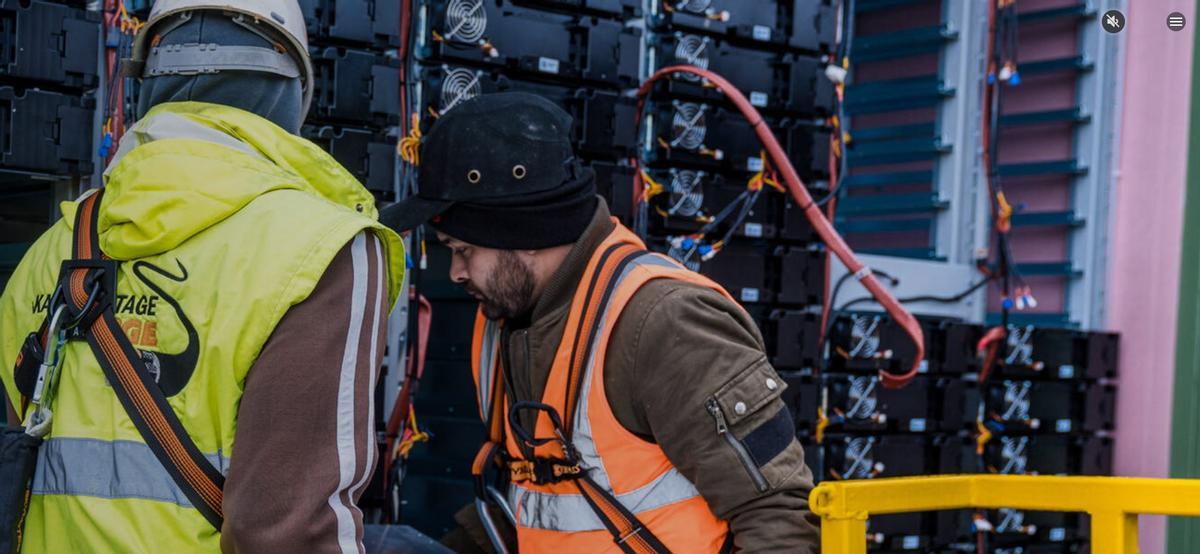 Operaris participant en la instal·lació d'un complex de bateries a Irlanda del Nord