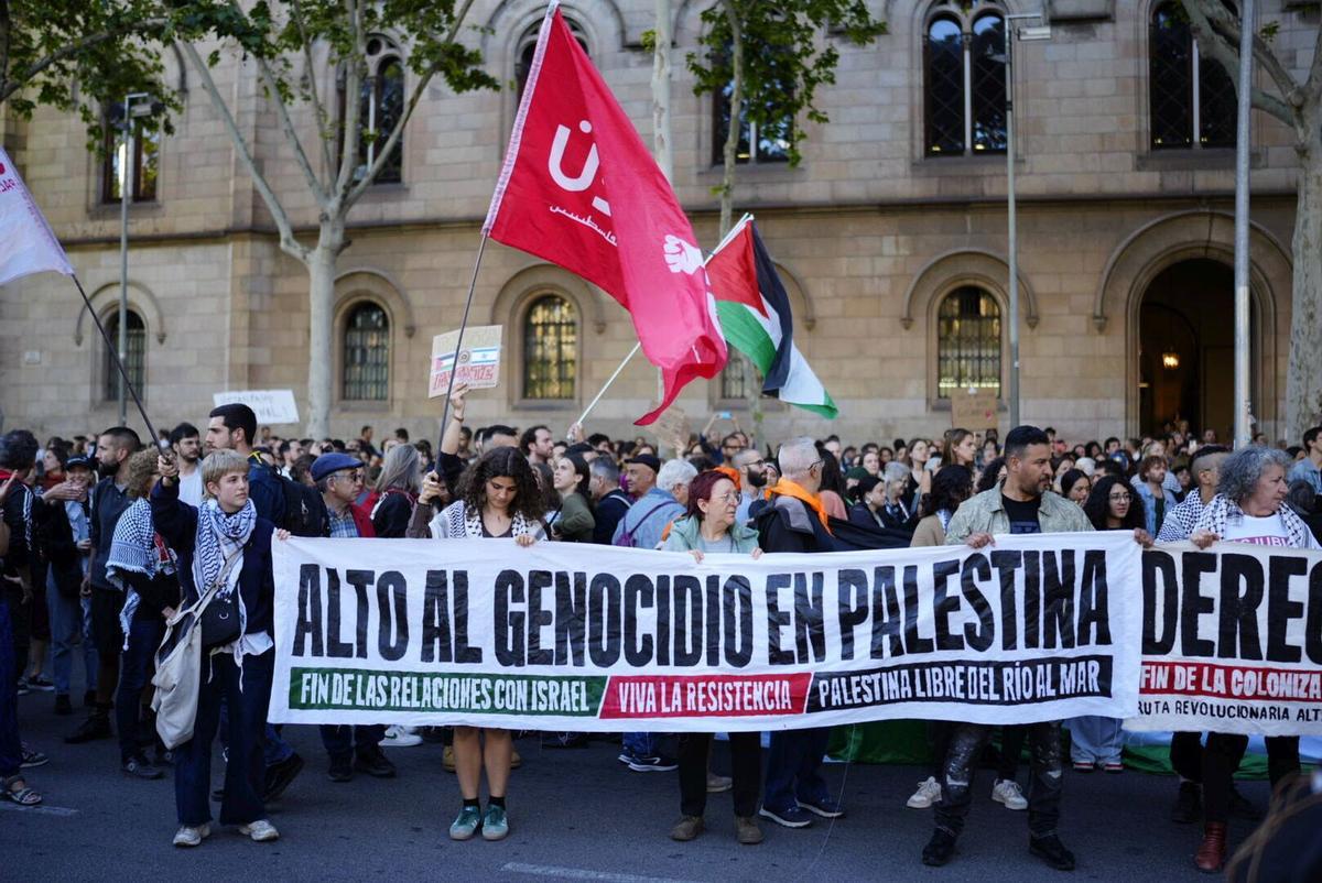 Concentración delante de la Universitat de Barcelona en la Gran Vía, bajo el lema Todos los Ojos sobre Rafah, para denunciar el genicidio del estado de Israel contra la población palestina de Gaza