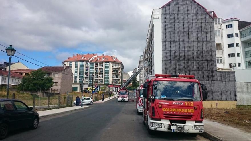 Los bomberos, durante el rescate. // FdV