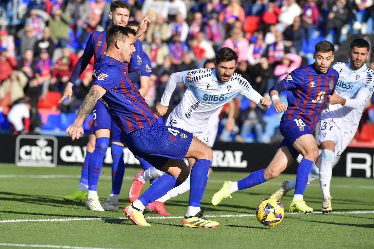 Eldense-Cádiz: El Eldense de Ponz toca fondo (1-4)
