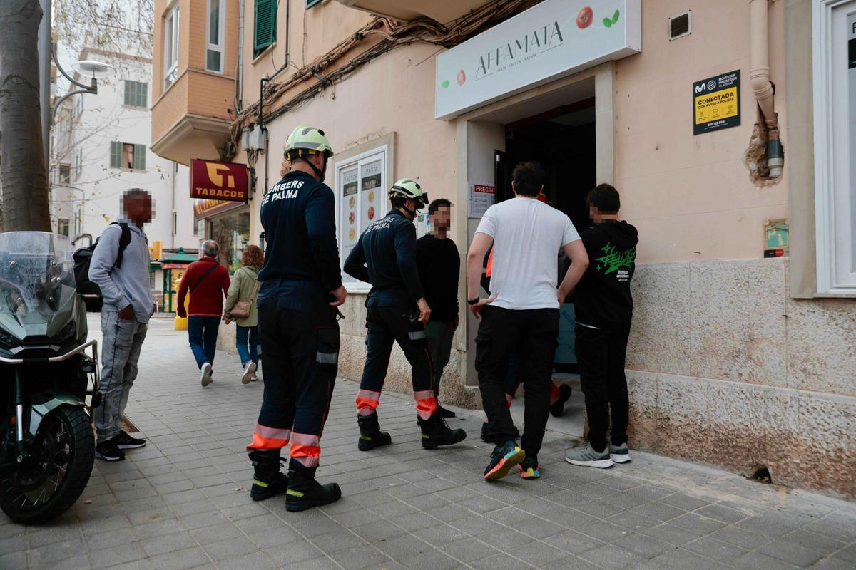 Desalojan tres viviendas de la calle Gaspar Bennàsar, en Palma, por riesgo de derrumbe