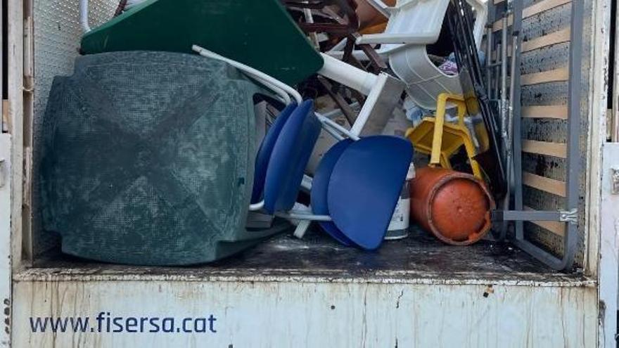Camió de Fisera ple de taules, cadires i barbacoes retirades al sector Oest.