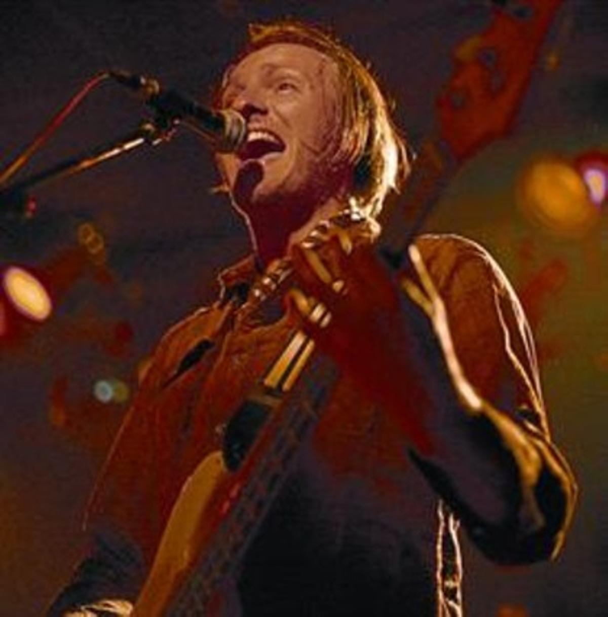 Joe Sumner, fill de Sting, durant el concert de Fiction Plane.
