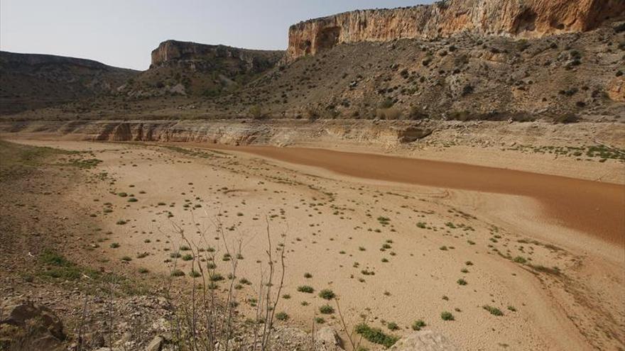 La sequía vacía la reserva de agua en los embalses