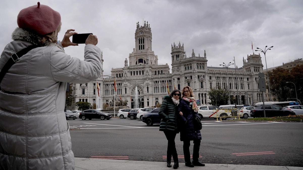 Varios turistas en la ciudad de Madrid.