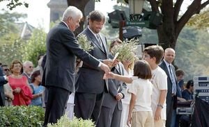 Imatge de l’11 de setembre del 2004, durant la primera vegada que la Diada es va celebrar al parc de la Ciutadella, amb Pasqual Maragall (esquerra) i Ernest Maragall, que llavors eren president de la Generalitat i del Parlament de Catalunya, respectivament.